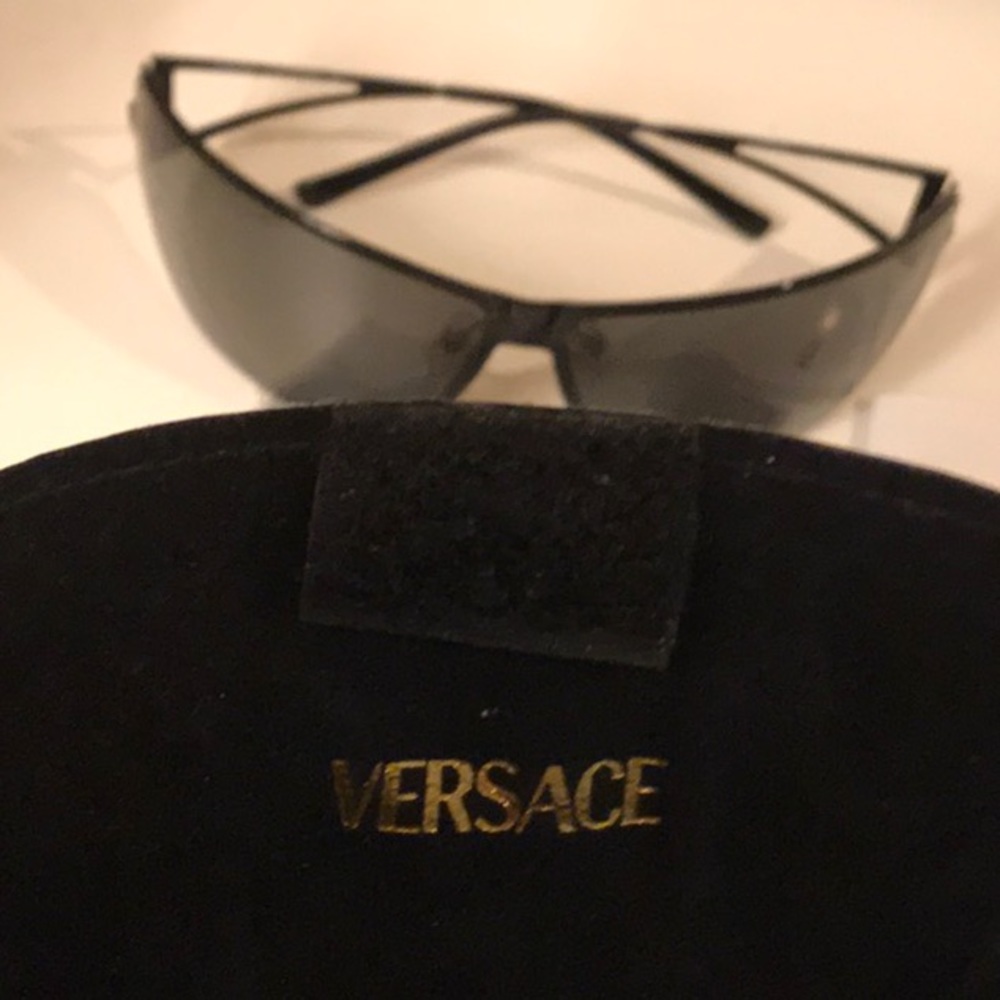 Designer Versace sunglasses - Picture 5 of 8